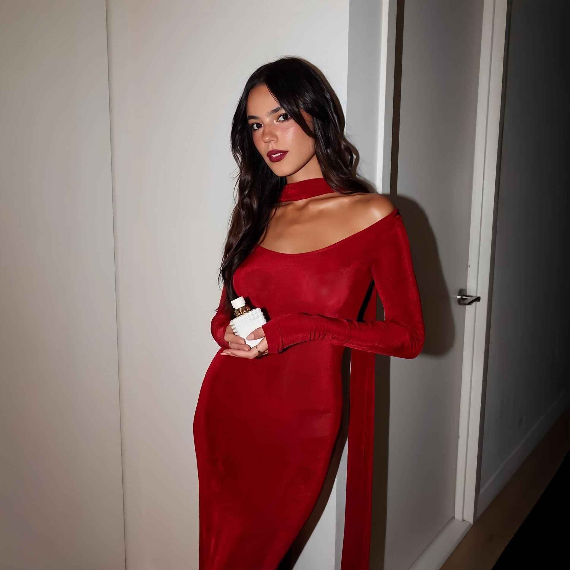 Elegant Red Low-Cut Bodycon Dress - Collarless Bodycon Gown