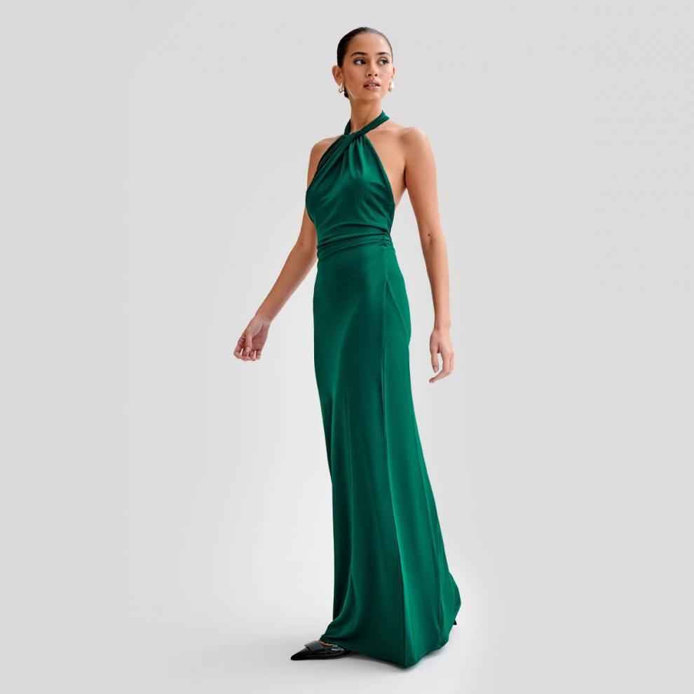 Elegant Formal Gown in Emerald Green with a Halter Neck Design for Sophisticated Occasions