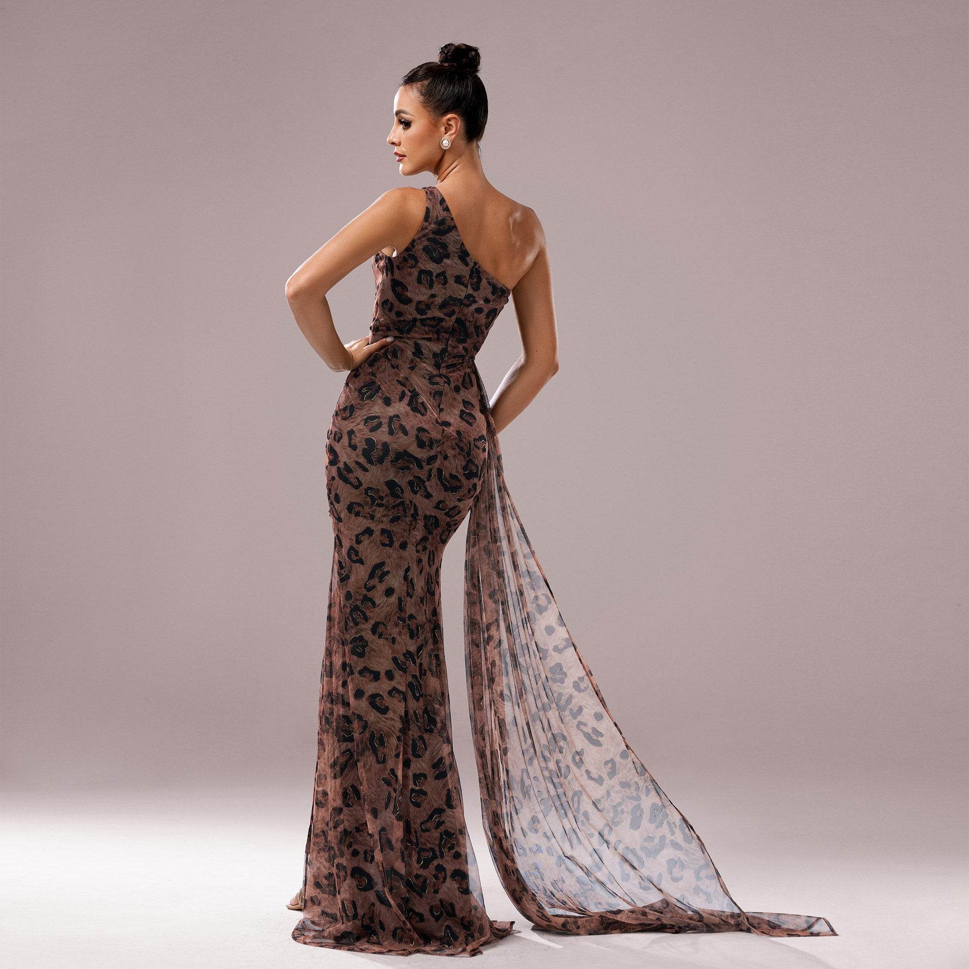 Elegant One-Shoulder Wedding Dress with a Sleek Fit and Flowing Train for Stylish Brides