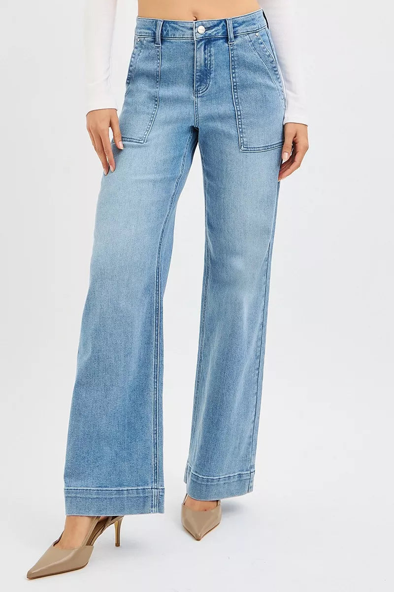 Trendsi Straight Leg Jeans in Light Wash with Comfortable Fit and Stylish Pockets