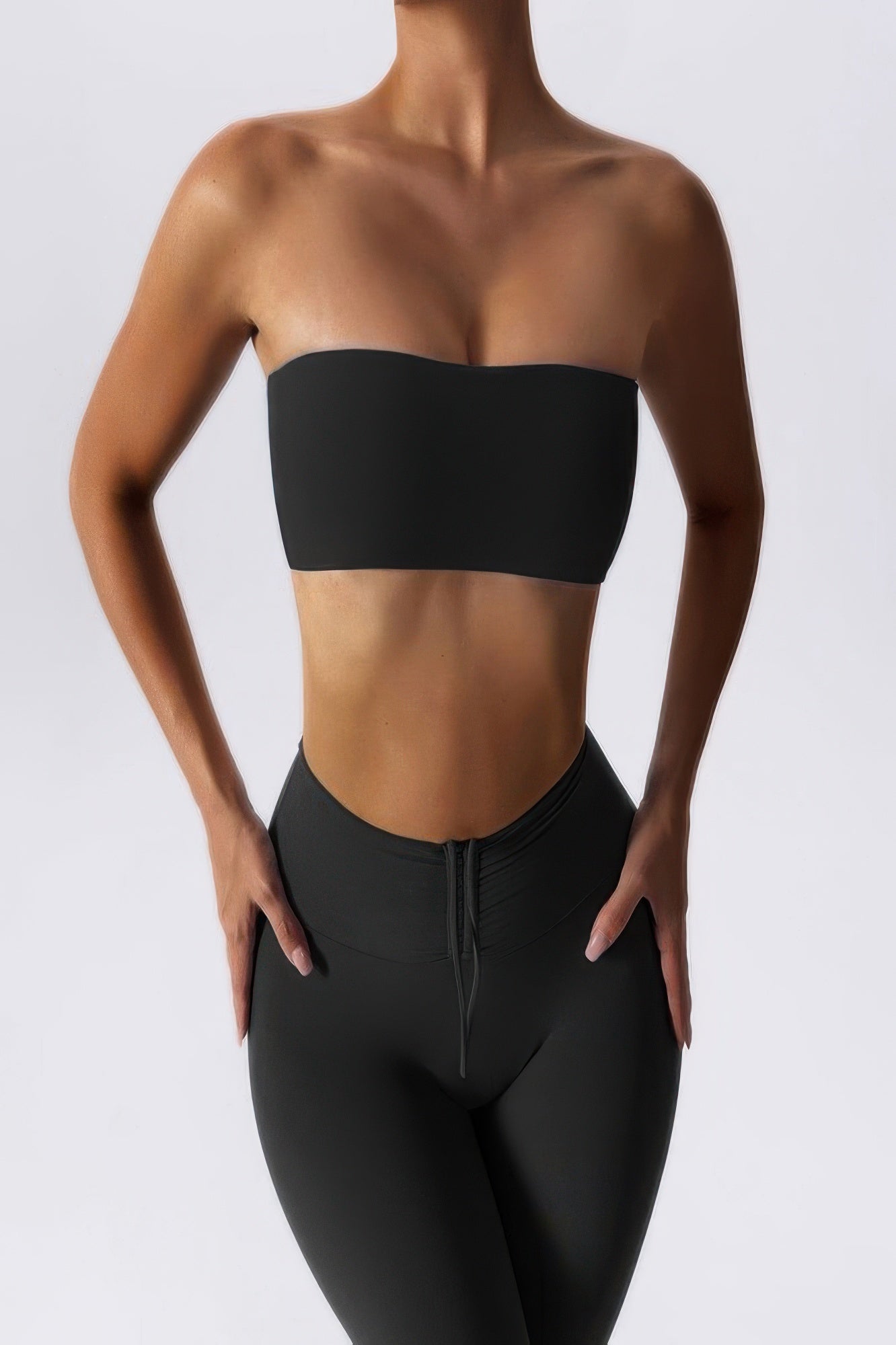 CCWHOLESALECLOTHING model wearing seamless black strapless tube bra for women with high waist leggings