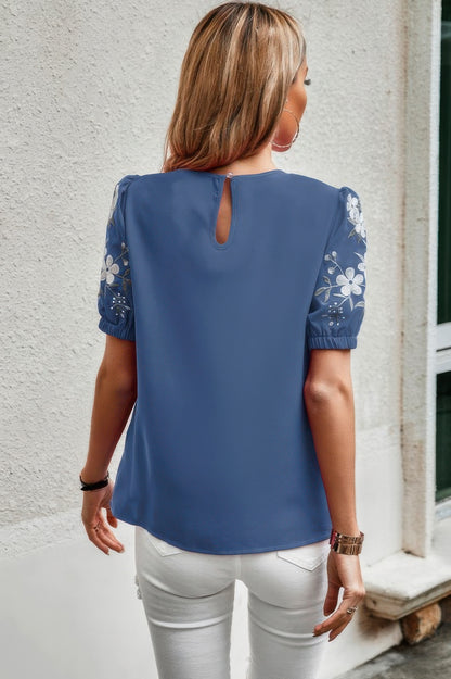 CCWHOLESALECLOTHING blue floral puff sleeve blouse back view with keyhole button and white jeans