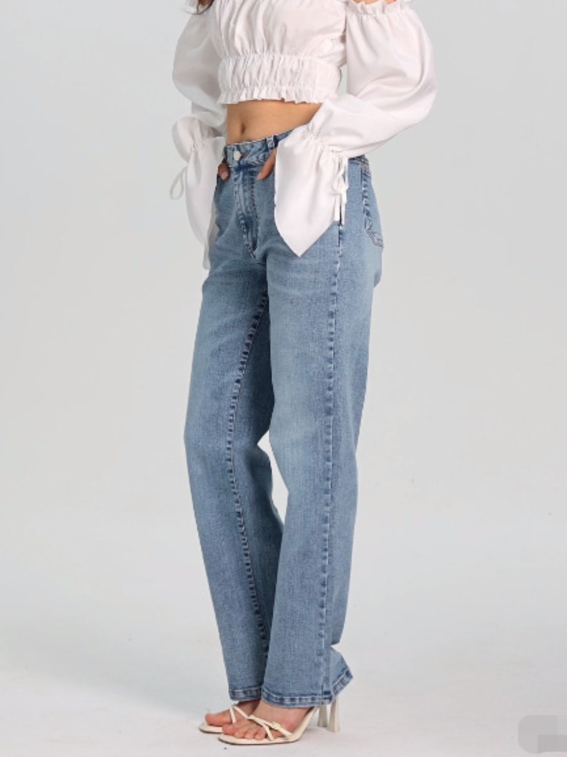 Straight Leg Stretchy Light Denim Jeans with Pockets