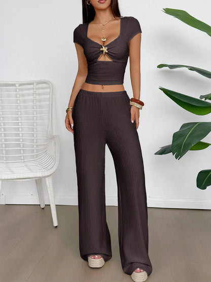 Trendsi Women's Brown Top and Pants Set with a Cut-Out Detail for a Stylish Look